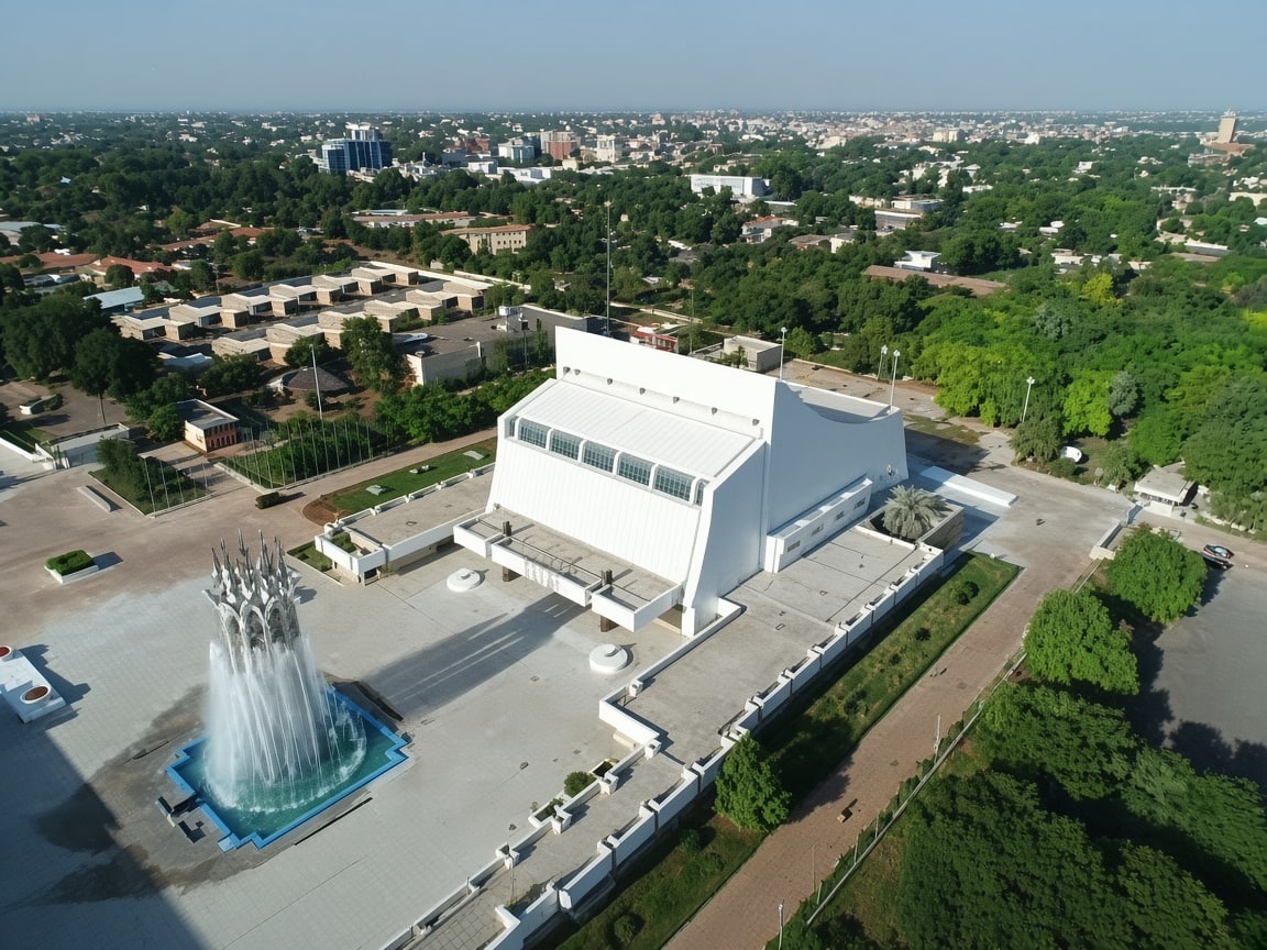 Vue aérienne du Palais des Congrès (CICB) de Bamako et de sa fontaine
